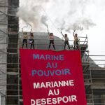 Activistas del movimiento feminista Femen desplegaron hoy una gran pancarta en la iglesia de Hénin Beaumont (norte)