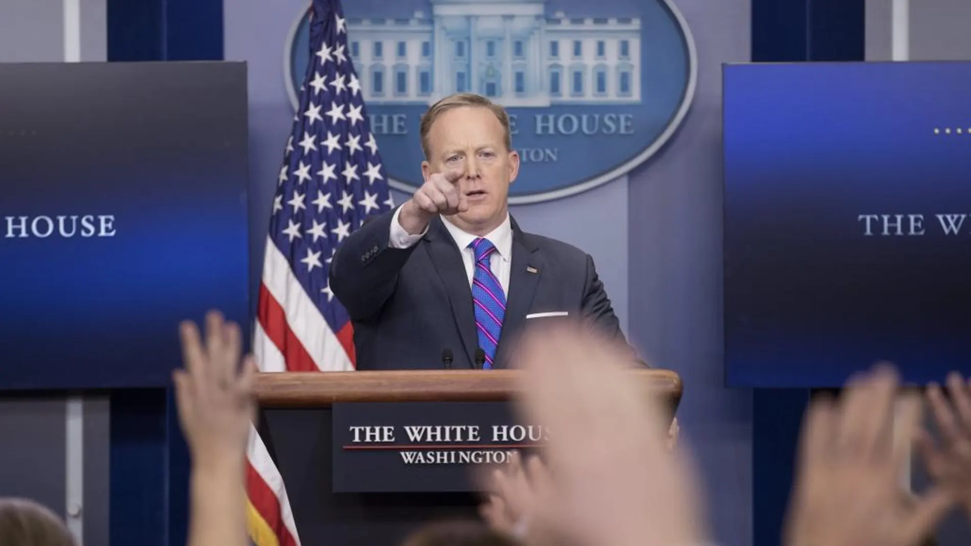 El portavoz de la Casa Blanca, Sean Spicer, durante la rueda de prensa diaria en la Casa Blanca en Washington, Estados Unidos, hoy 14 de febrero de 2017