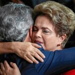 Triste adiós. Dilma Rousseff abraza a un senador tras ser destituida ayer por el Senado