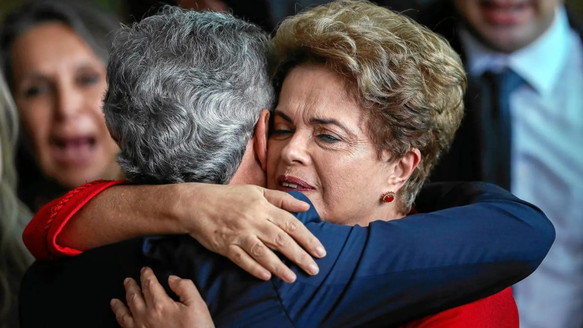 Triste adiós. Dilma Rousseff abraza a un senador tras ser destituida ayer por el Senado