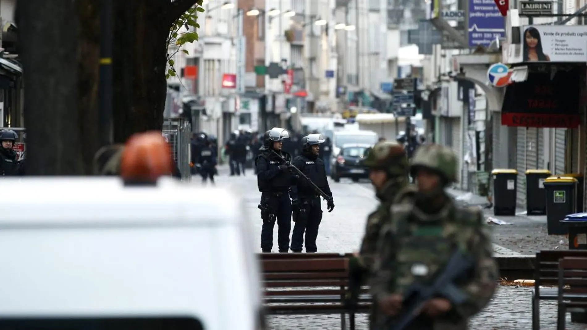 Soldados y policías participan en una operación en Saint Denis cerca de París.