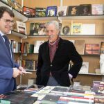El alcalde de Salamanca, Alfonso Fernández Mañueco, visita un expositor de la Feria del Libro Antiguo y de Ocasión
