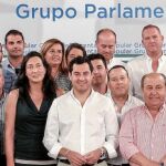 Juanma Moreno, presidente del PP-A, en una reunión con un grupo de alcaldes del partido