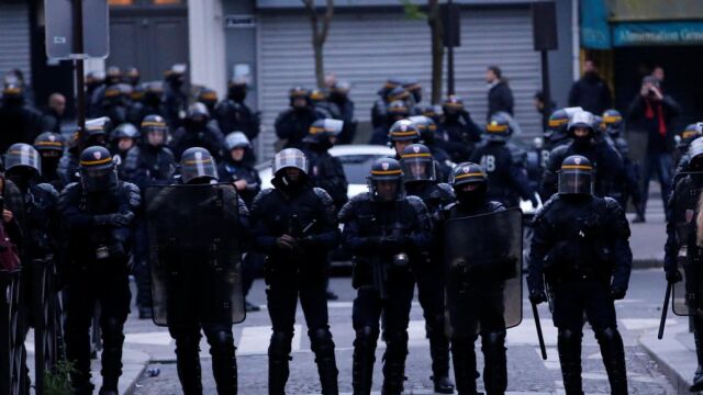 Agentes de policía antidisturbios frente a un grupo de manifestantes tras el anuncio de los resultados en París