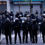 Agentes de policía antidisturbios frente a un grupo de manifestantes tras el anuncio de los resultados en París