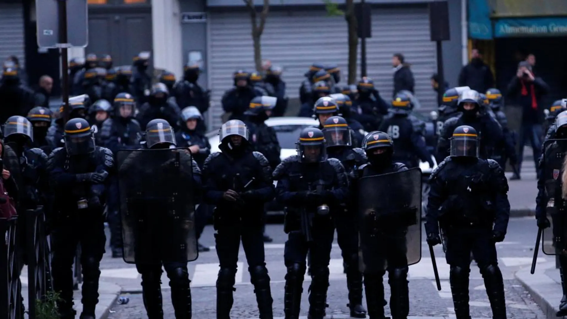 Agentes de policía antidisturbios frente a un grupo de manifestantes tras el anuncio de los resultados en París