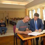 Francisco Vázquez, presidente de la Diputación de Segovia, firma uno de los acuerdos