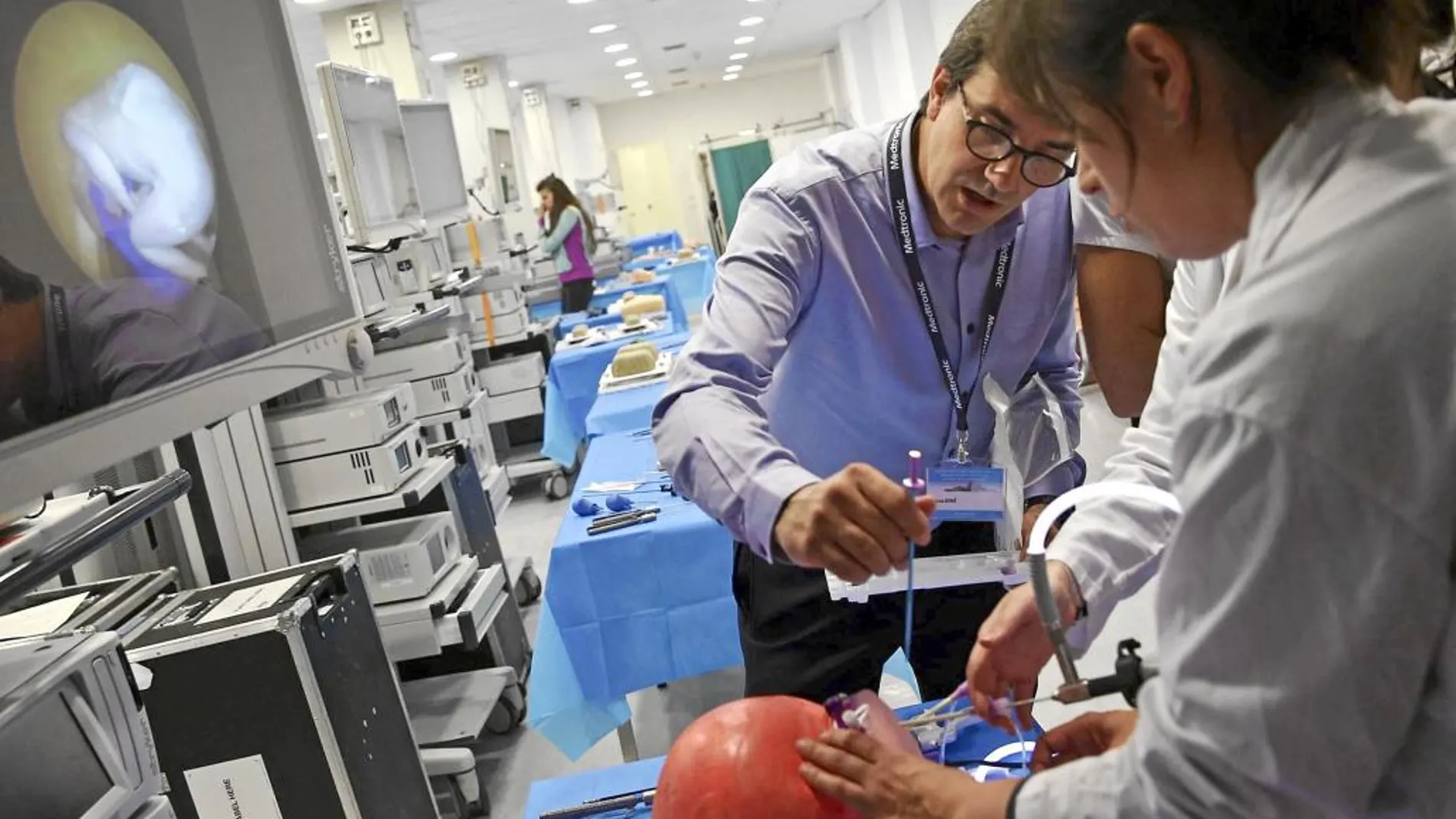 Imagen de una simulación de una intervención con la técnica de la laparoscopia