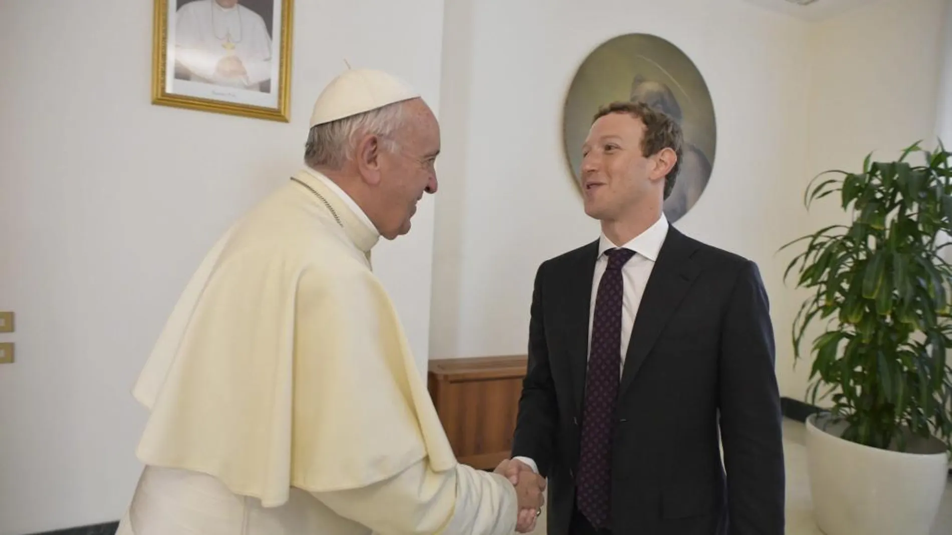 Francisco saluda al fundador de la red social Facebook, Mark Zuckerberg