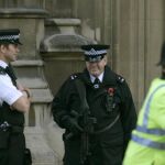 Imagen de archivo de la policía británica en la entrada del Palacio de Westminster
