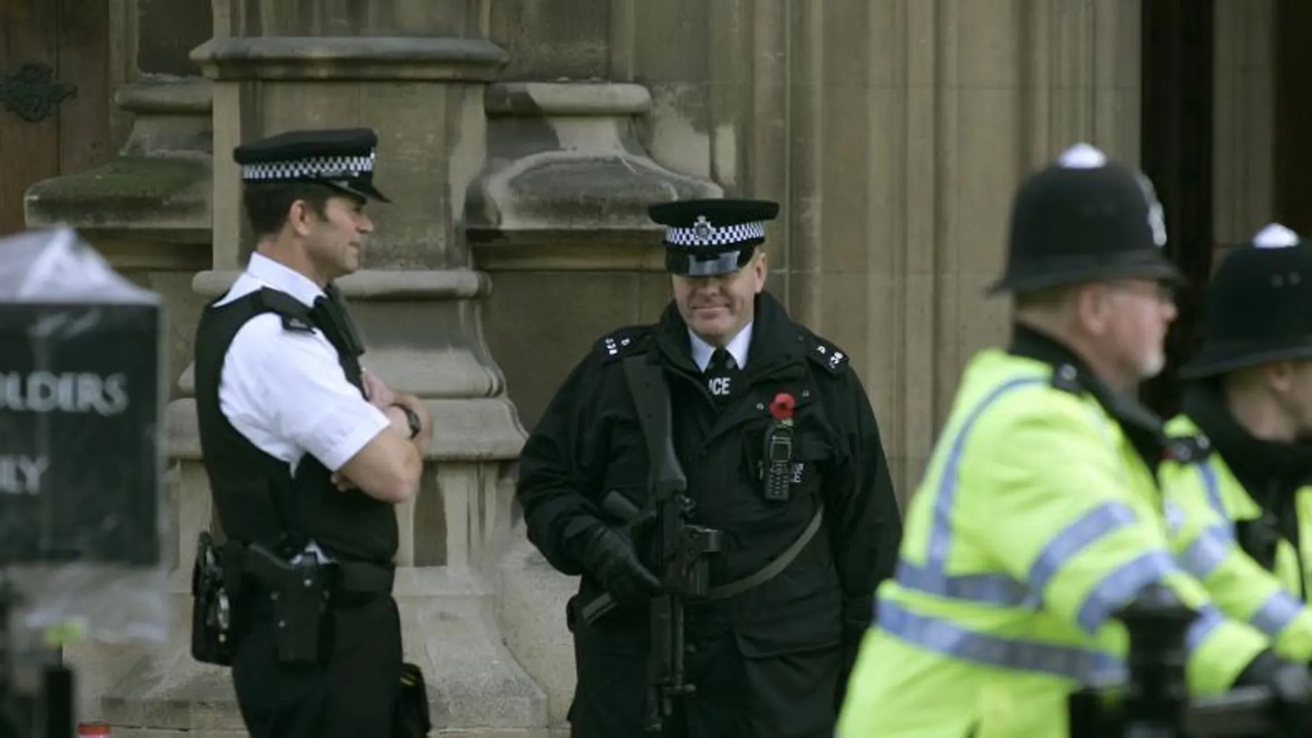 Imagen de archivo de la policía británica en la entrada del Palacio de Westminster