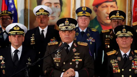 El ministro de Defensa, Vladimir Padrino López, ofrece una rueda de prensa, en Caracas (Venezuela)