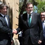 El presidente de la Generalitat, Carles Puigdemont, y el del Gobierno, Mariano Rajoy, se saludan a su llegada hoy al Museo Nacional de Arte de Cataluña