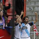 El jugador del Deportivo de la Coruña Pedro Mosquera (i) celebra su gol marcado ante el Sporting de Gijón.