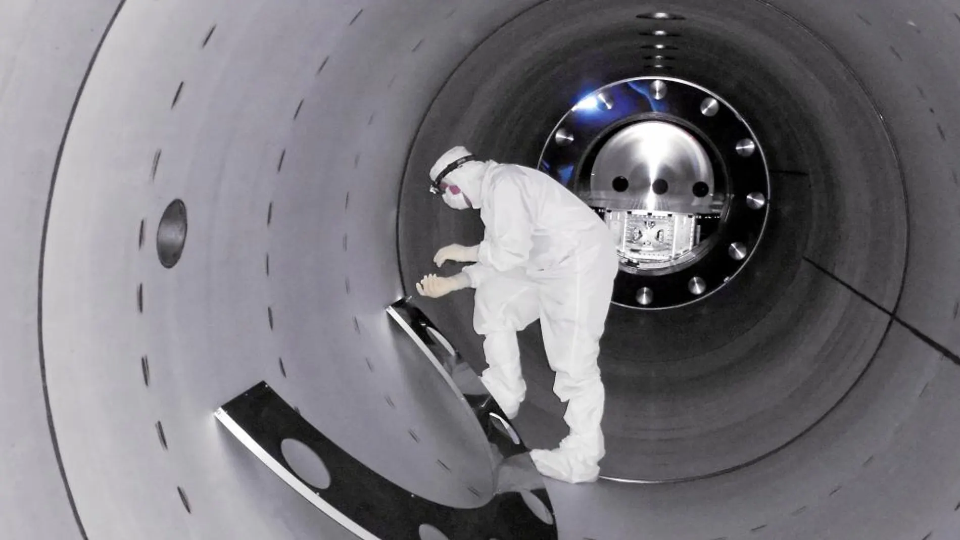 Un técnico opera en el observatorio LIGO