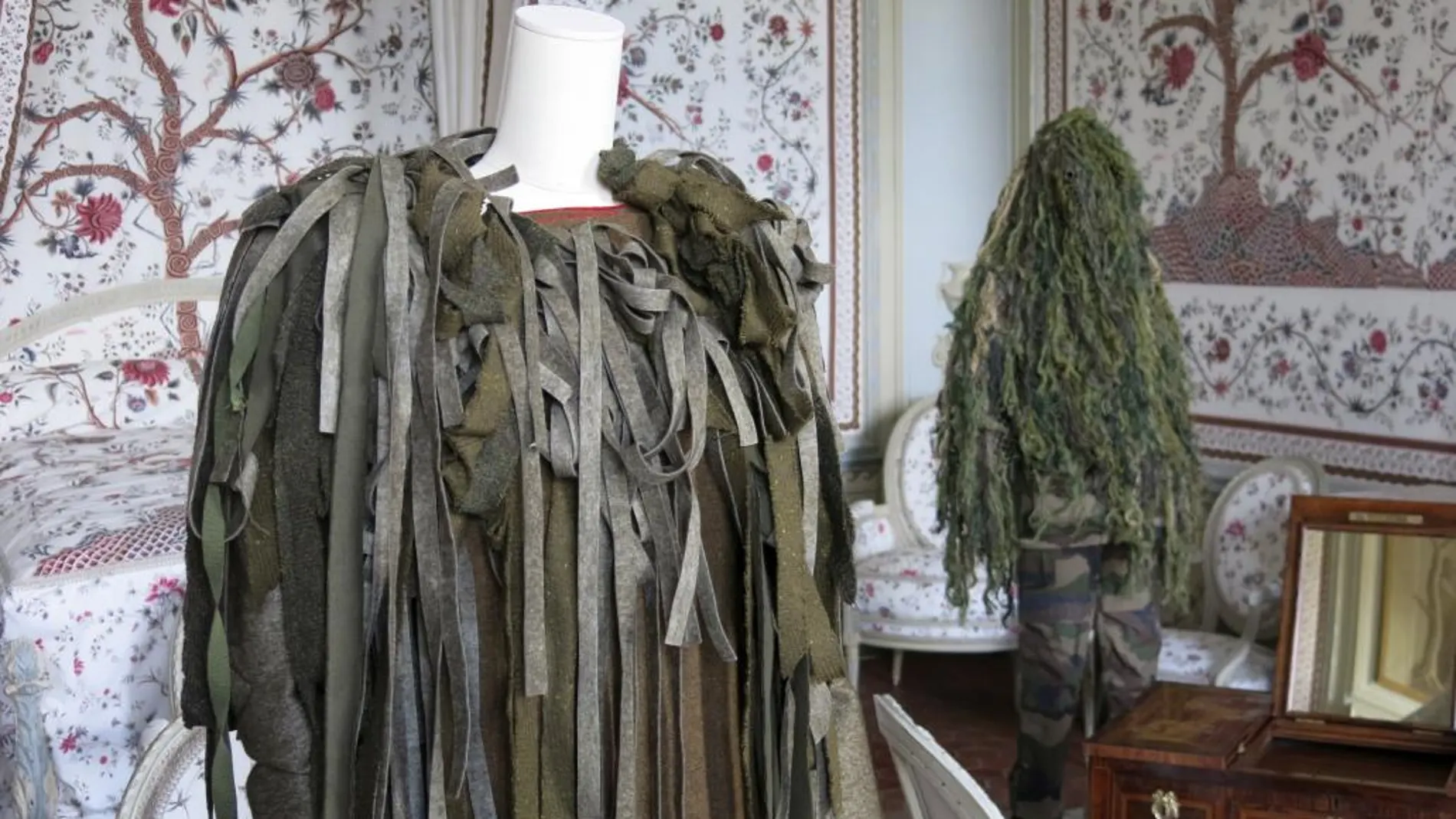Algunas de las vestimentas de Alta Costura inspiradas en el estilo militar que forman parte de la exposición "Mission Mode"