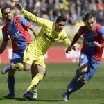 El defensa del Levante Ud 'Toño' García lucha un balón con el centrocampista del Villarreal Matías Nahuel