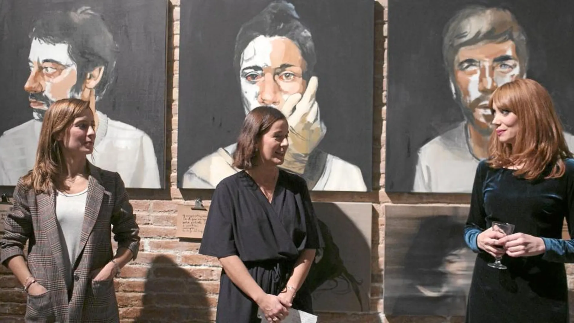 María Leach y Paula Bonet junto a la galerista Bárbara Aurell en la exposición de «No te acabes nunca»