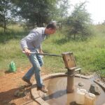 Scott Jasechko recoge muestras de agua en un pozo de Uganda