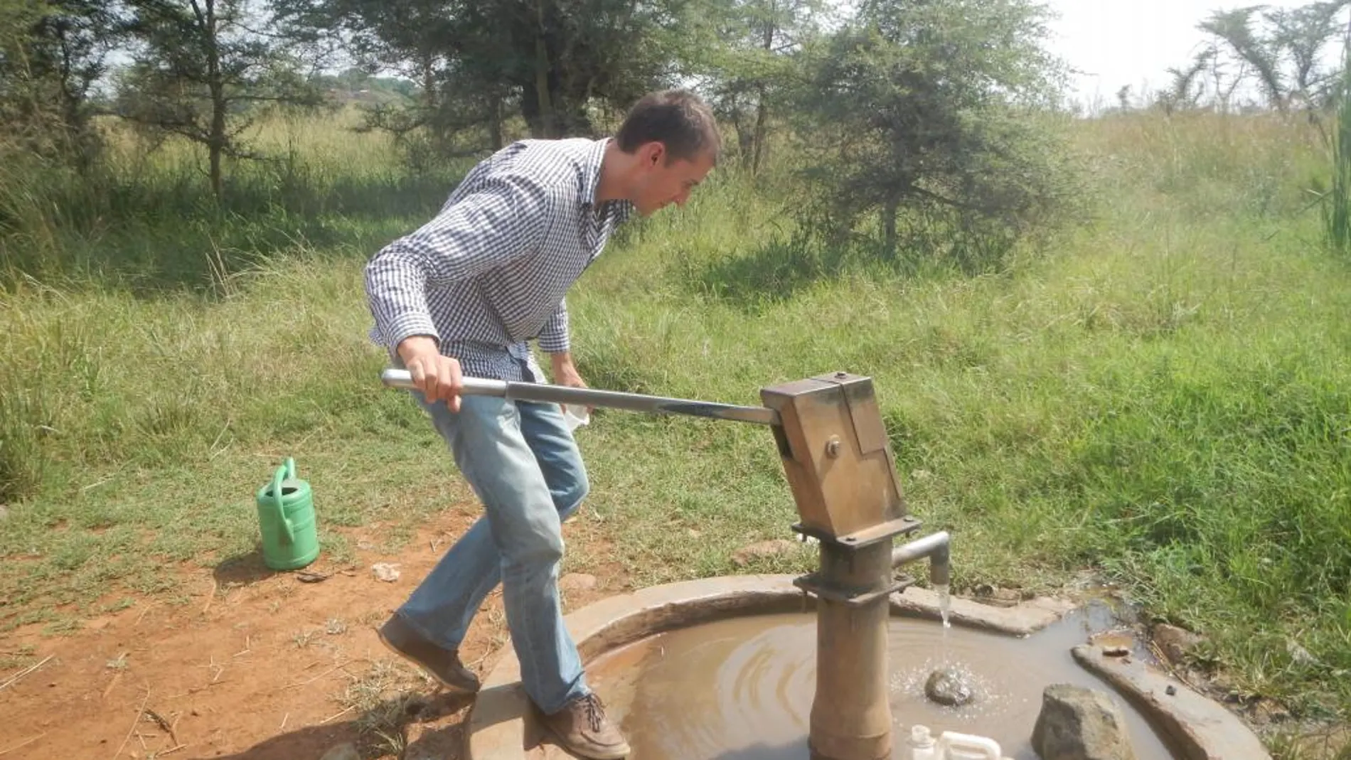 Scott Jasechko recoge muestras de agua en un pozo de Uganda