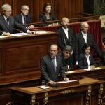 François Hollande (c) se dirigire a la nación a través de un discurso ante los parlamentarios de las dos cámaras legislativas del país reunidas en Congreso extraordinario en Versalles.