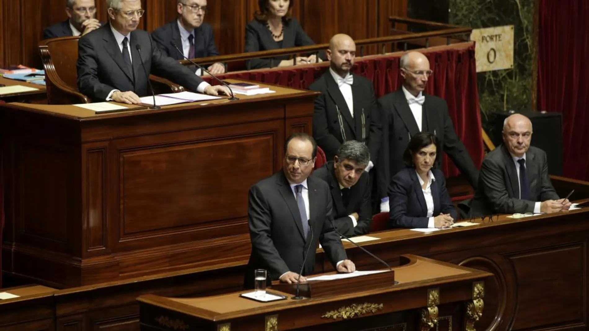 François Hollande (c) se dirigire a la nación a través de un discurso ante los parlamentarios de las dos cámaras legislativas del país reunidas en Congreso extraordinario en Versalles.
