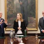De izq. a dcha.: Ignacio Buqueras y Bach, presidente del Comité Ejecutivo del Homenaje; Ana Pastor, presidenta del Congreso de los Diputados, y Aldo Olcese, presidente de la Fundación Independiente.