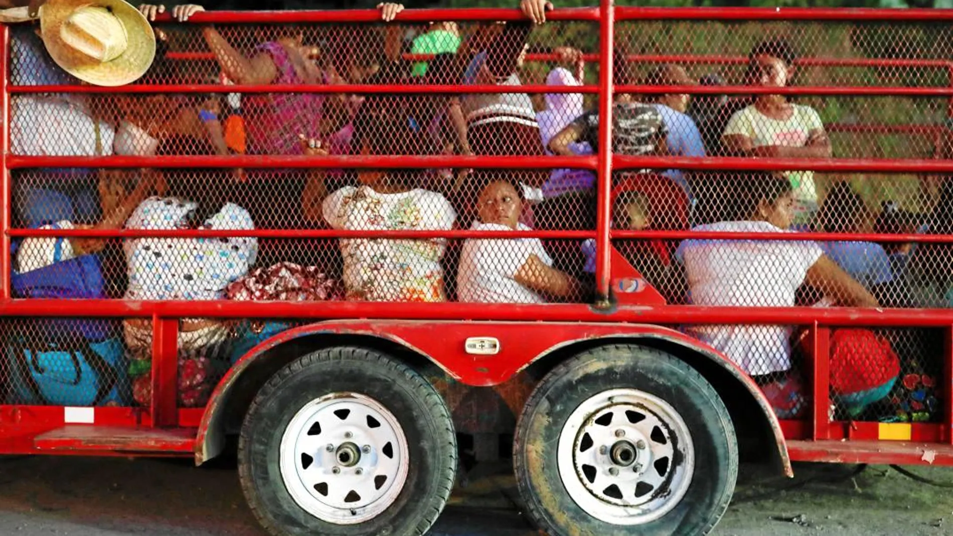Varios migrantes de la caravana viajando hacia Estado Unidos en un camión a su llegada a la ciudad de Matías Romero Avendaño, en México