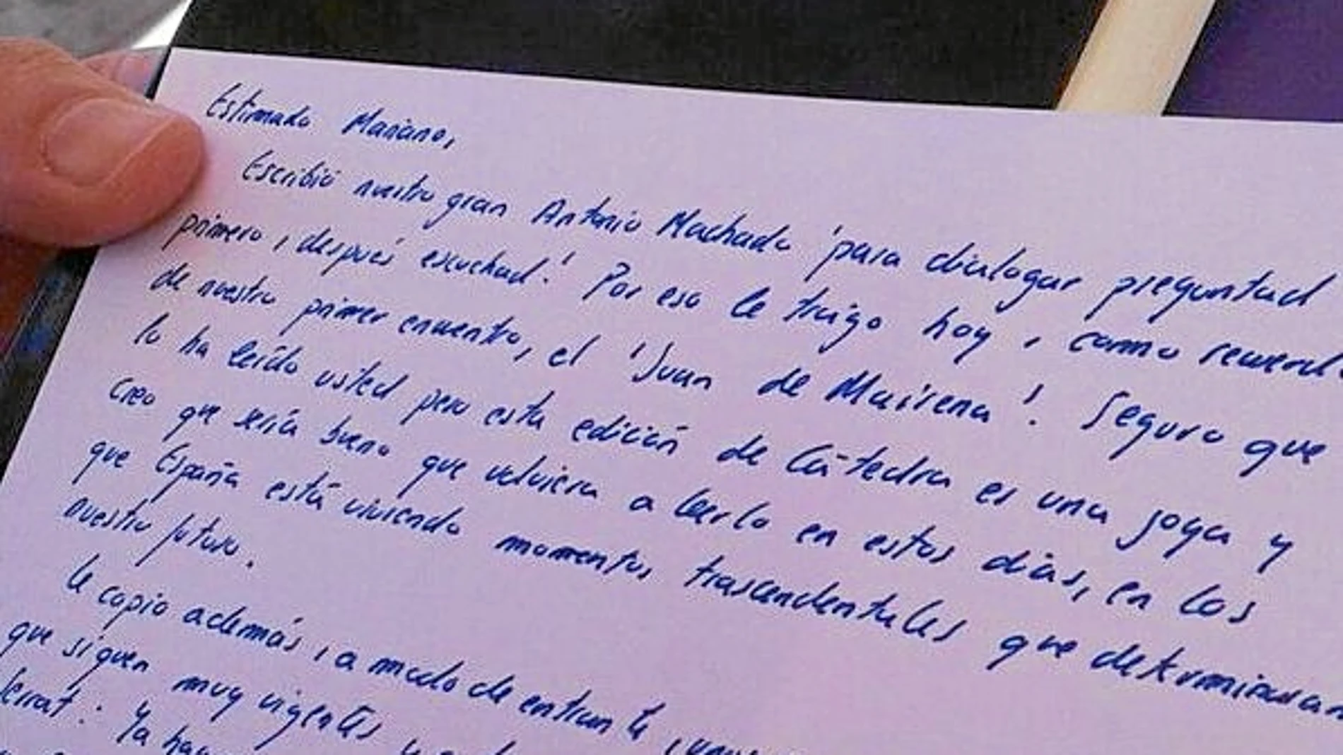 La dedicatoria de Iglesias: «Estimado Mariano, escribió nuestro gran Machado ‘‘para dialogar preguntad primero, después escuchad’’. Por eso le traigo hoy, como recuerdo de nuestro primer encuentro, el ‘‘Juan de Mairena’’. Seguro que lo ha leído usted, pero esta edición es una joya y creo que sería bueno que volviera a leerlo en estos días»