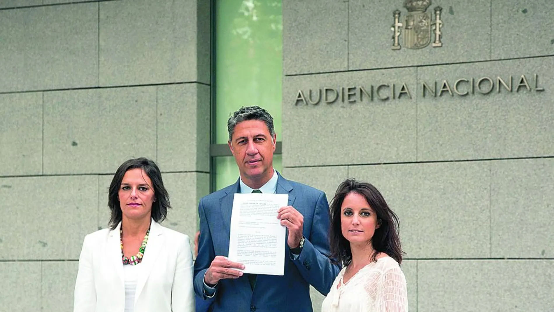 García Albiol, ayer, ante la Audiencia Nacional acompañado de las diputadas García y Levy.