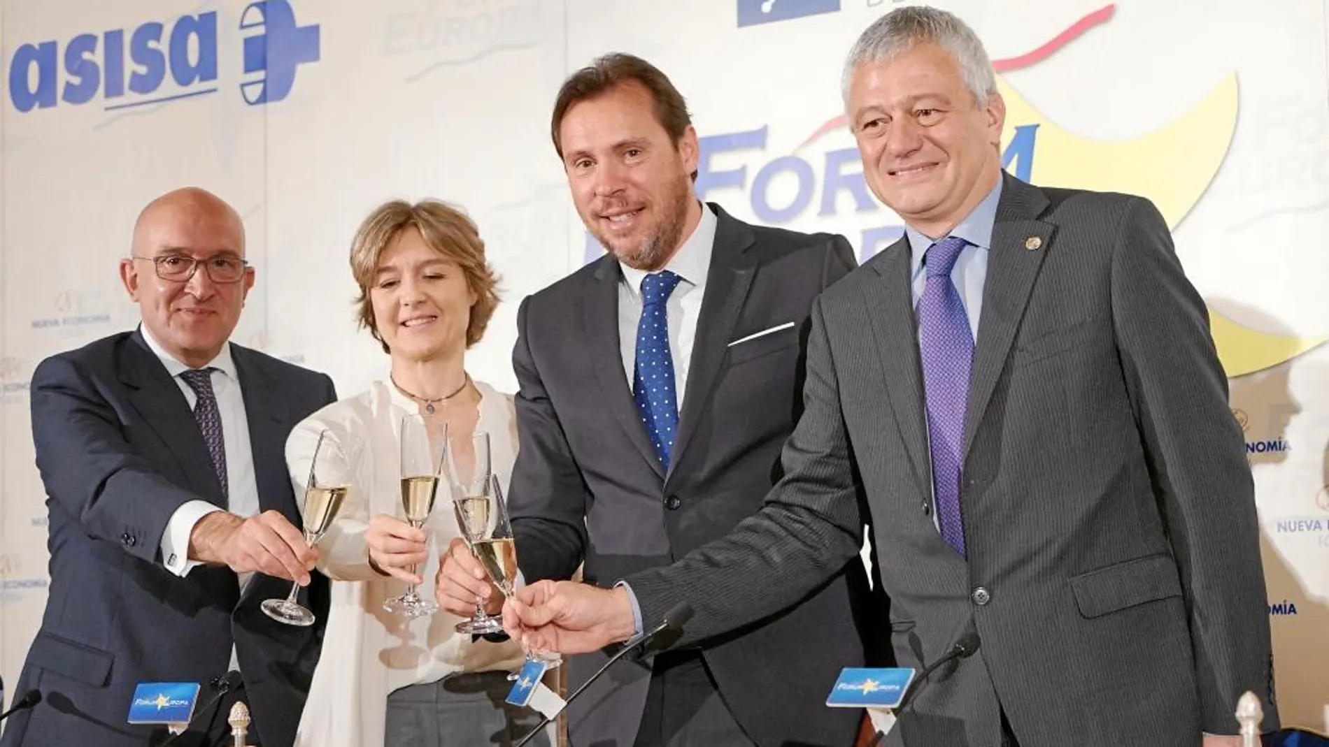 Jesús Julio Carnero, Isabel García Tejerina, Óscar Puente y Baudouin Havaux brindan con un espumoso de Rueda en la presentación del Concurso en Madrid