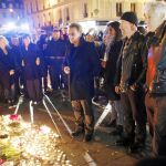 Los miembros de U2 depositaron flores ante la puerta de la sala Bataclan