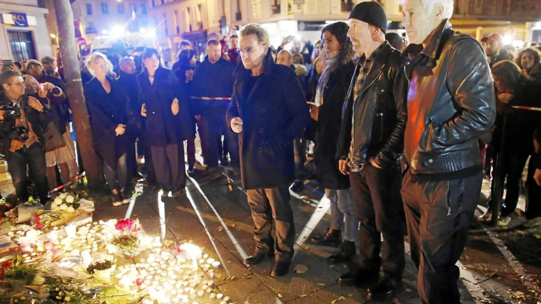Los miembros de U2 depositaron flores ante la puerta de la sala Bataclan