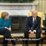 Donald Trump evita estrechar la mano a Angela Merkel ante los fotógrafos