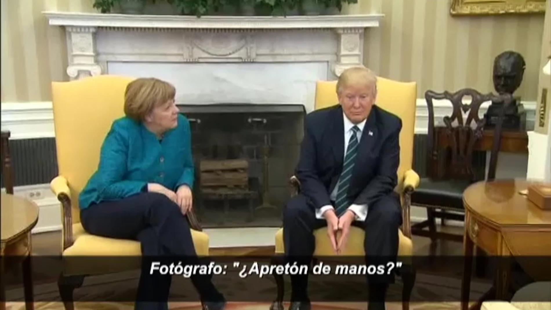 Donald Trump evita estrechar la mano a Angela Merkel ante los fotógrafos