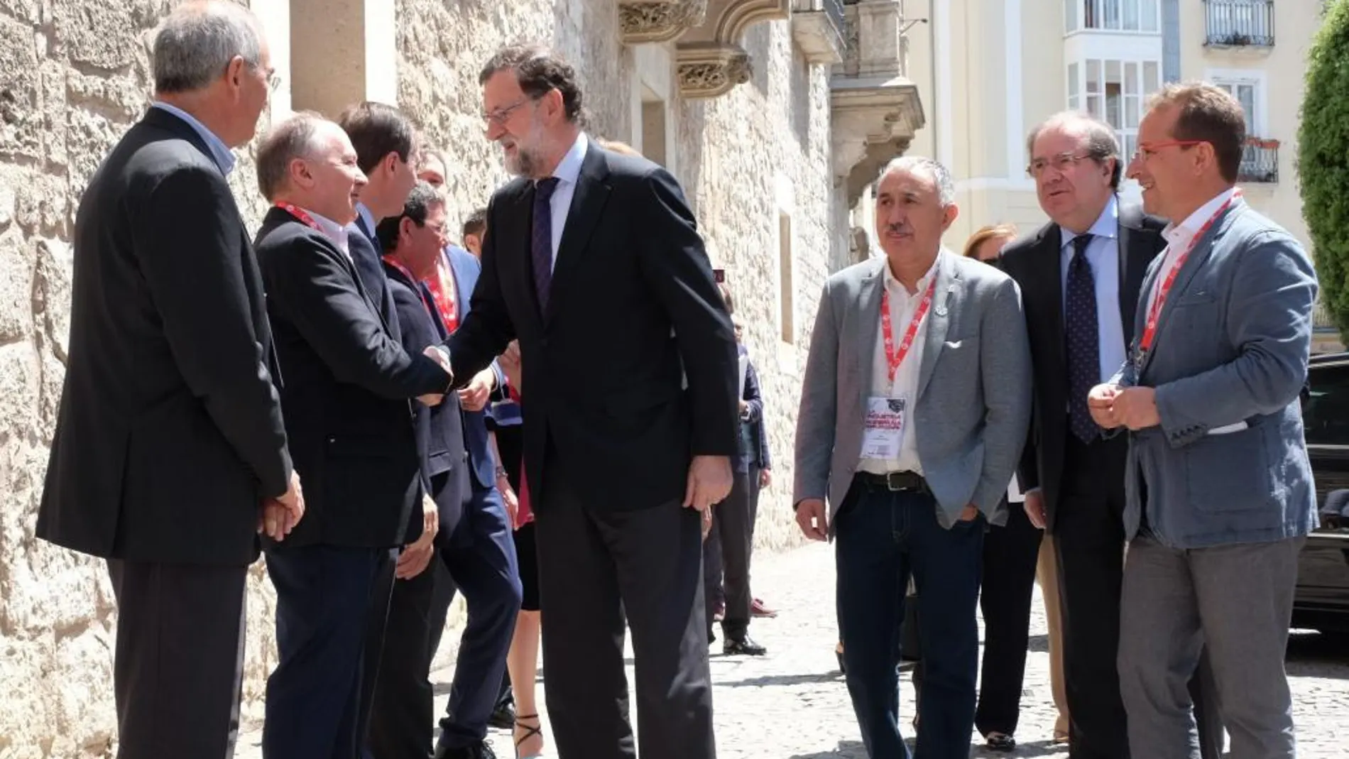 El presidente Mariano Rajoy saluda al secretario general de UGT Castilla y León, Faustino Temprano, en presencia de Juan Vicente Herrera y Pepe Álvarez