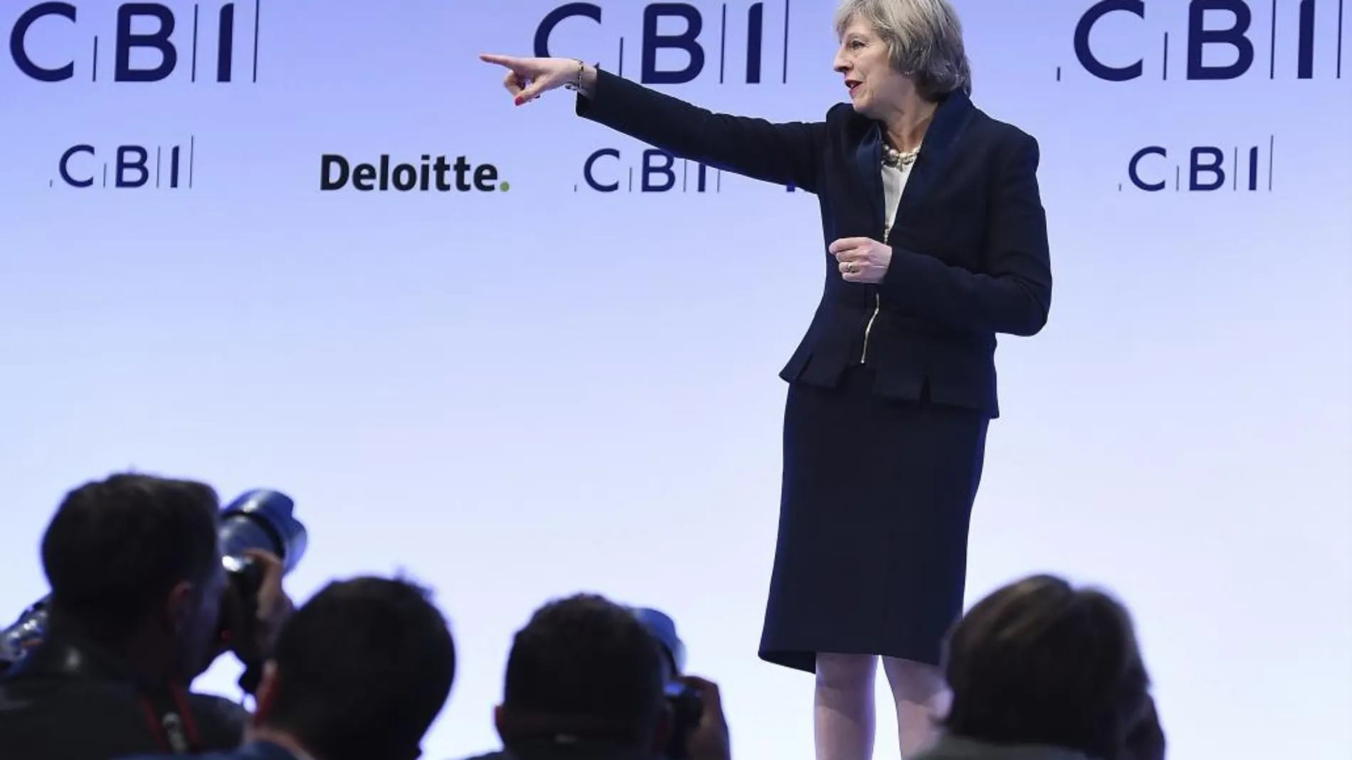 La primera ministra británica, Theresa May, ayer con la patronal
