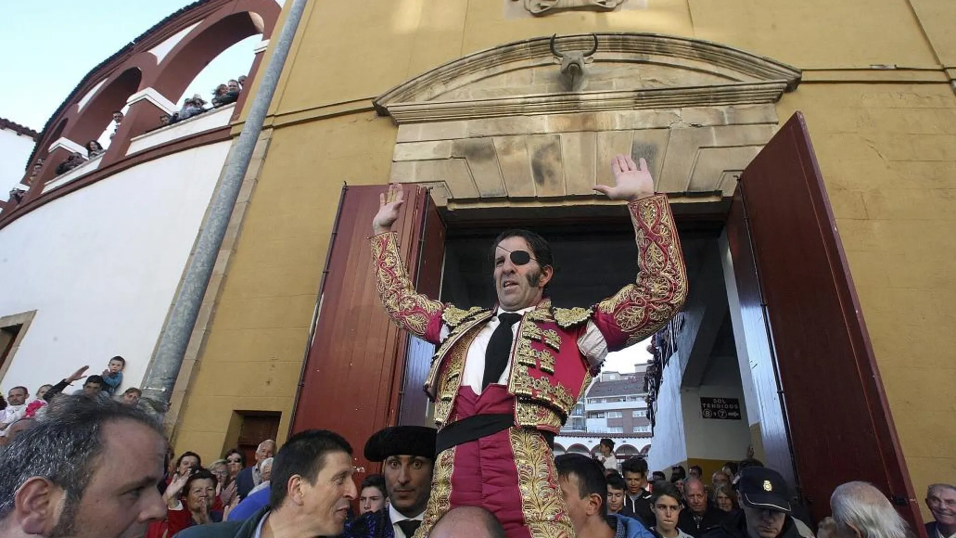 Juan José Padilla saliendo por la puerta grande de la plaza de toros de Soria