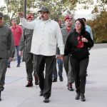 El presidente venezolano, Nicolás Maduro, junto al nuevo ministro de Defensa, Vladimir Padrino, a su derecha, y su esposa, Cilia Flores, a su izquierda