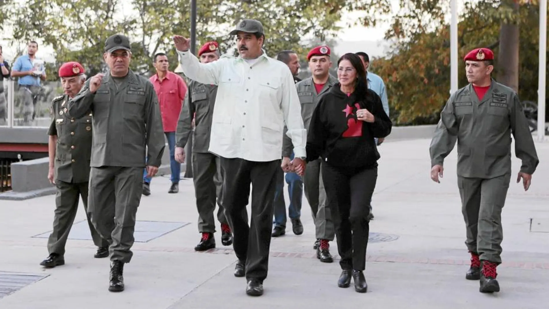 El presidente venezolano, Nicolás Maduro, junto al nuevo ministro de Defensa, Vladimir Padrino, a su derecha, y su esposa, Cilia Flores, a su izquierda