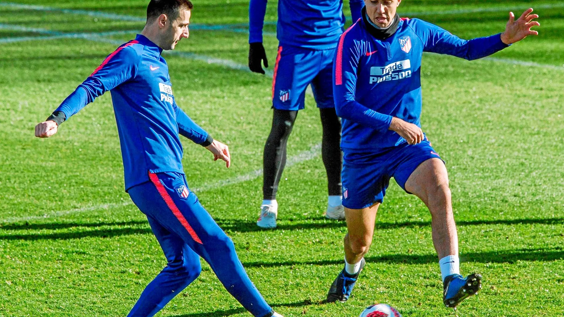 Kalinic, que tendrá hoy minutos, y Rodrigo, en el entrenamiento de ayer