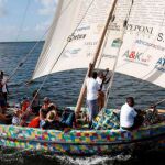 El pasado sábado, este velero de plástico reusado navegó por primera vez la costa de Lamu. Foto: Agencias