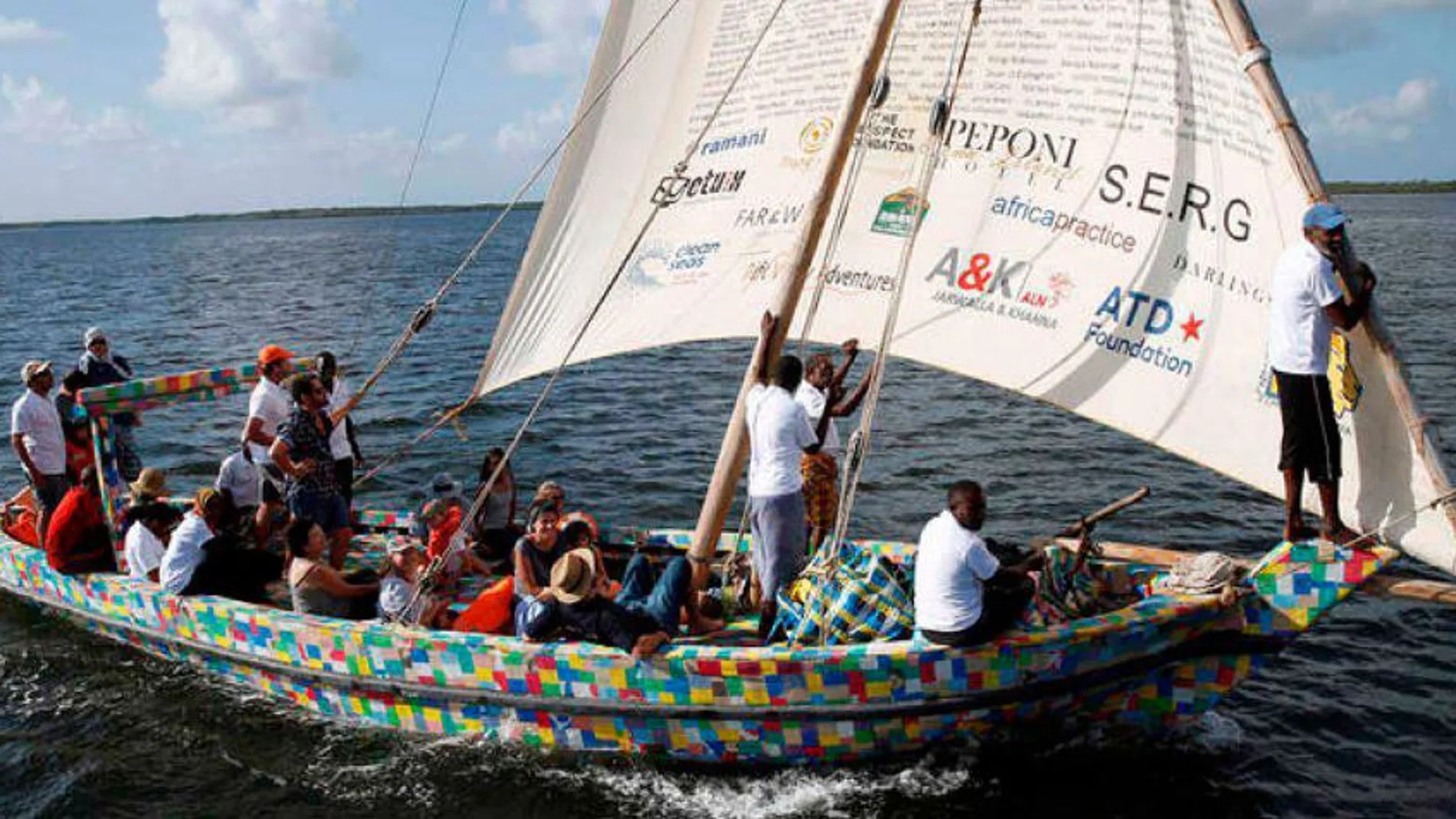 El pasado sábado, este velero de plástico reusado navegó por primera vez la costa de Lamu. Foto: Agencias