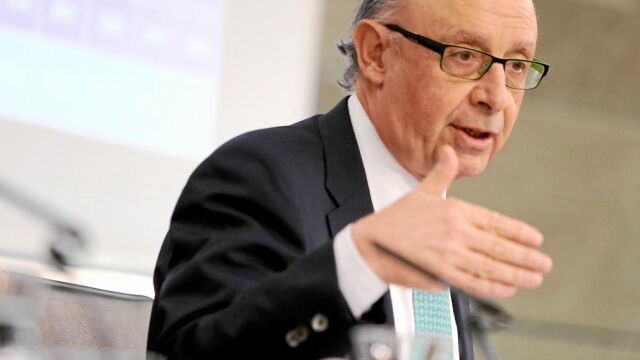 El ministro de Hacienda, Cristóbal Montoro, ayer, durante la rueda de prensa tras el Consejo de Ministros