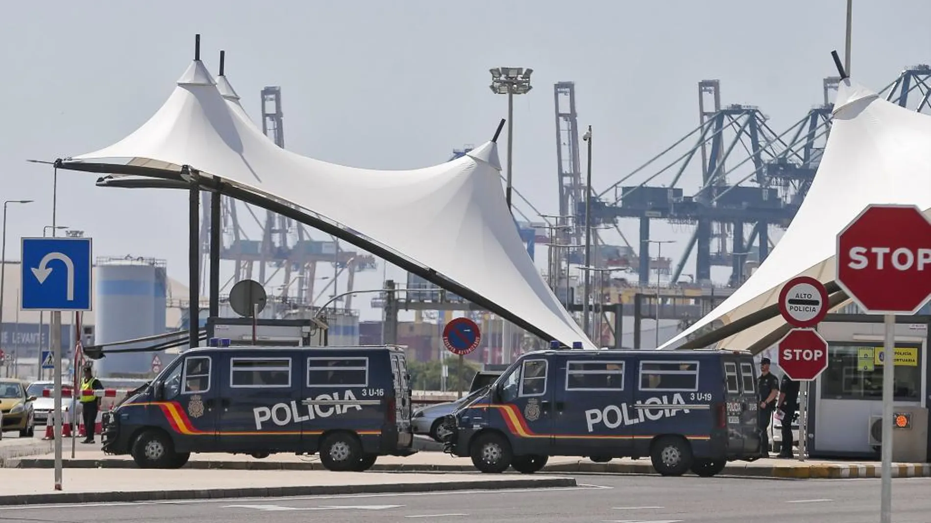 Imagen del exterior del Puerto de Valencia ayer durante la segunda jornada de huelga total