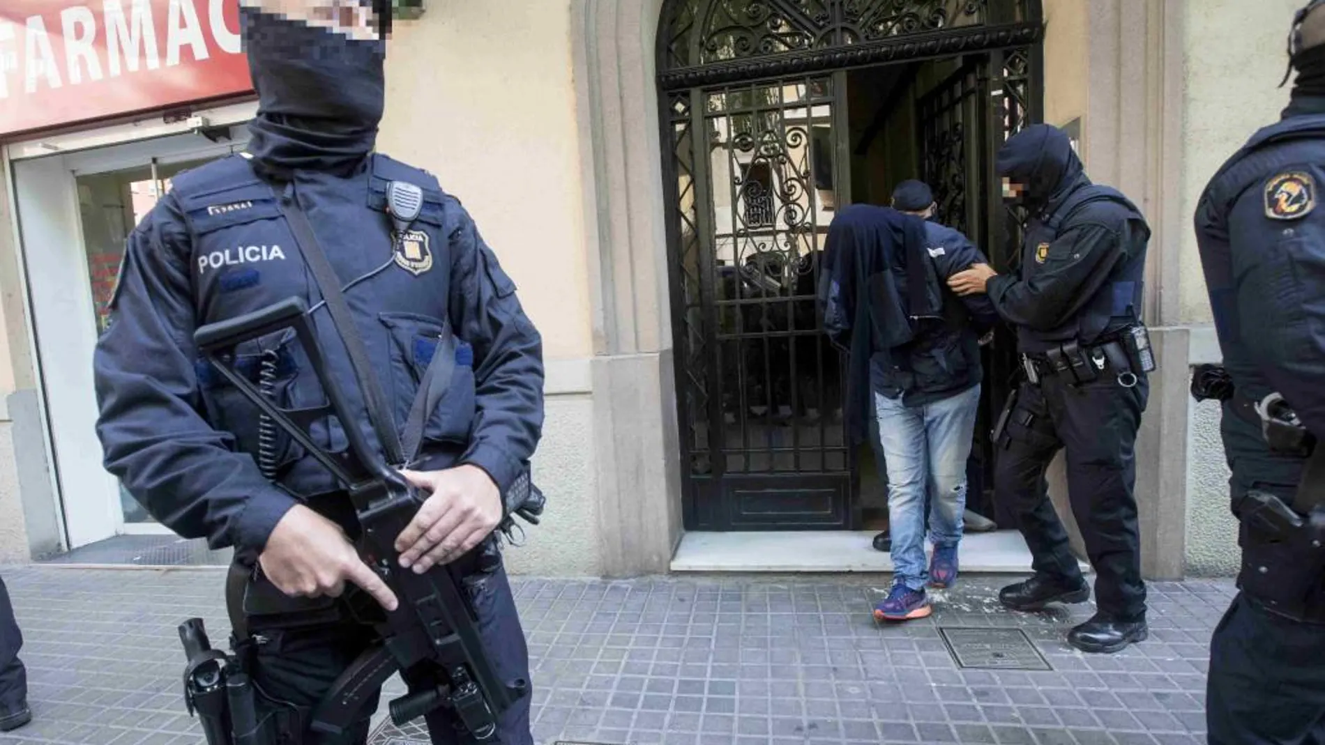 Los Mossos d'Esquadra durante la operación contra un grupo vinculado supuestamente al terrorismo yihadista en Barcelona.