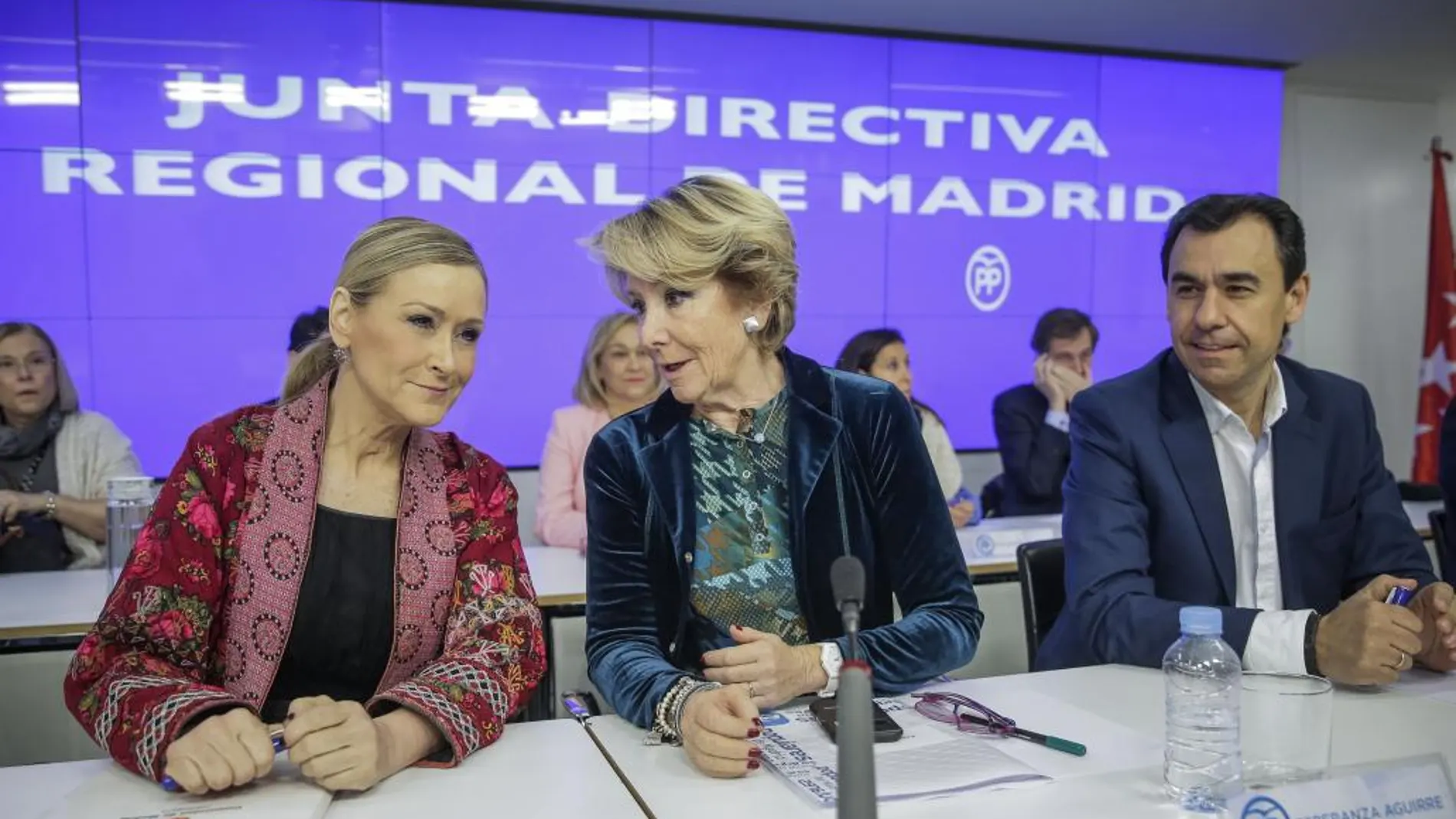 Esperanza Aguirre (c), conversa con la presidenta de la Comunidad de Madrid, Cristina Cifuentes (i), junto al vicesecretario de Organización y Electoral del Partido Popular (PP), Fernando Martínez-Maíllo.
