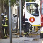 Los bomberos junto a la vivienda en la que han muerto dos menores en el distrito de Sant Martí de Barcelona.