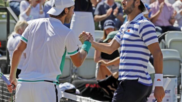 El francés Lucas Pouille y el español Feliciano Lopez se saludan al acabar el encuentro