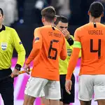  El árbitro del Alemania- Holanda se entera de la muerte de su madre en pleno partido